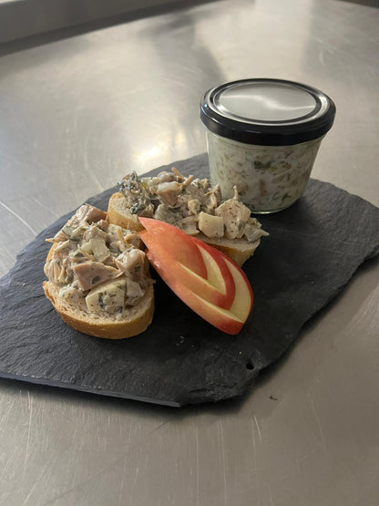 JACK's Feinkostsalat Maritim auf frischem Brot — vegane Alternative zum Fischsalat